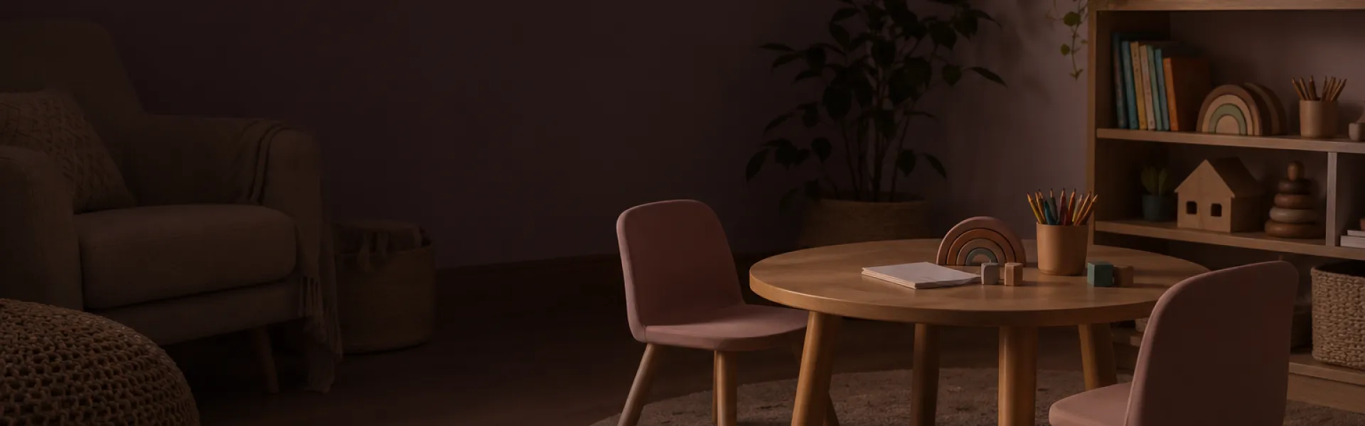 Sala infantil con mesa de juego e iluminación tenue