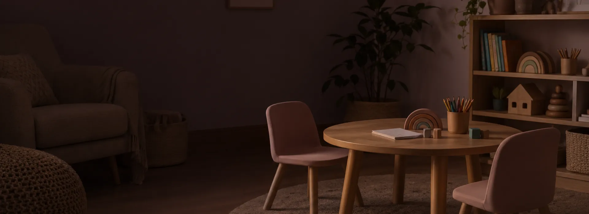 Sala infantil con mesa de juego e iluminación tenue