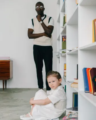 Niña sentada junto a una profesional en una consulta