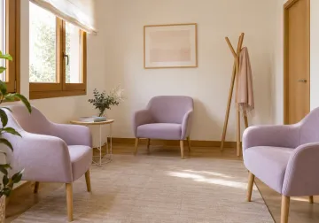 Sala de espera con asientos lavanda y luz natural