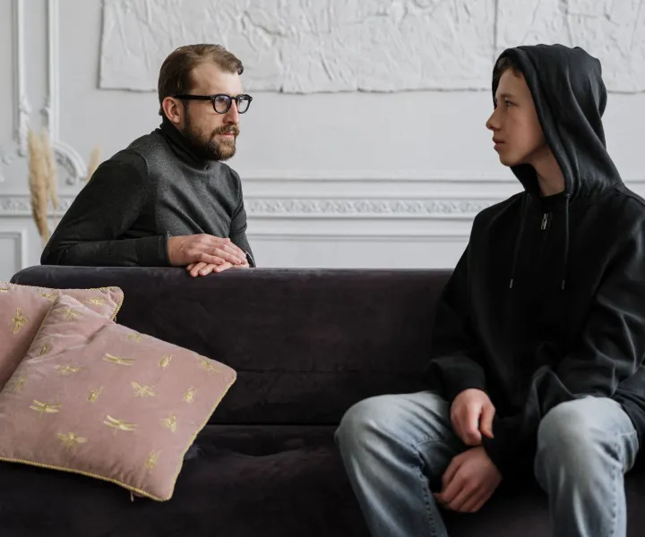 Joven conversando con un profesional en un espacio de consulta