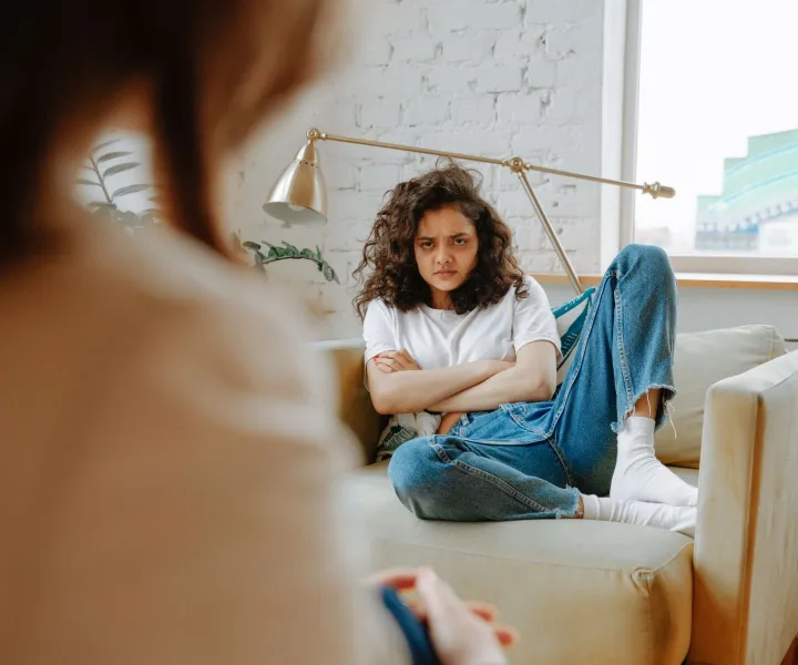 Persona conversando en una consulta sobre sus preocupaciones